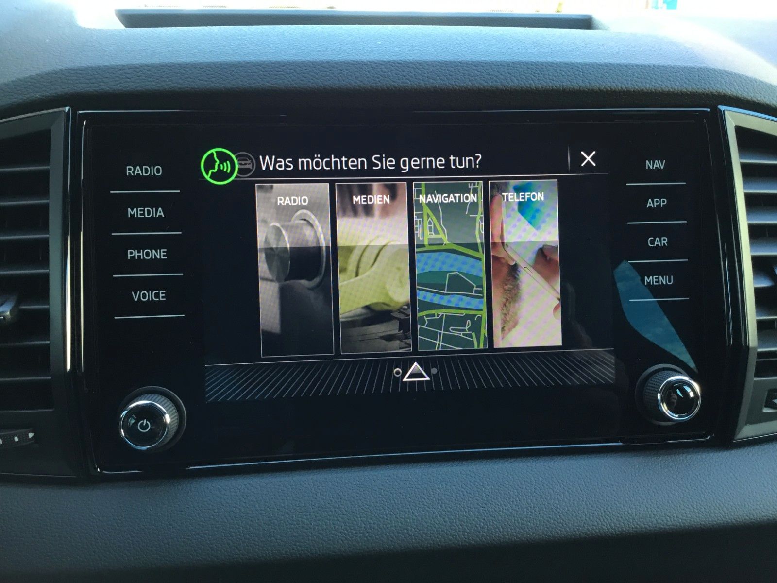 Fahrzeugabbildung SKODA Karoq 2.0l TSI DSG 4x4 Sportline+Pano+Standheizu