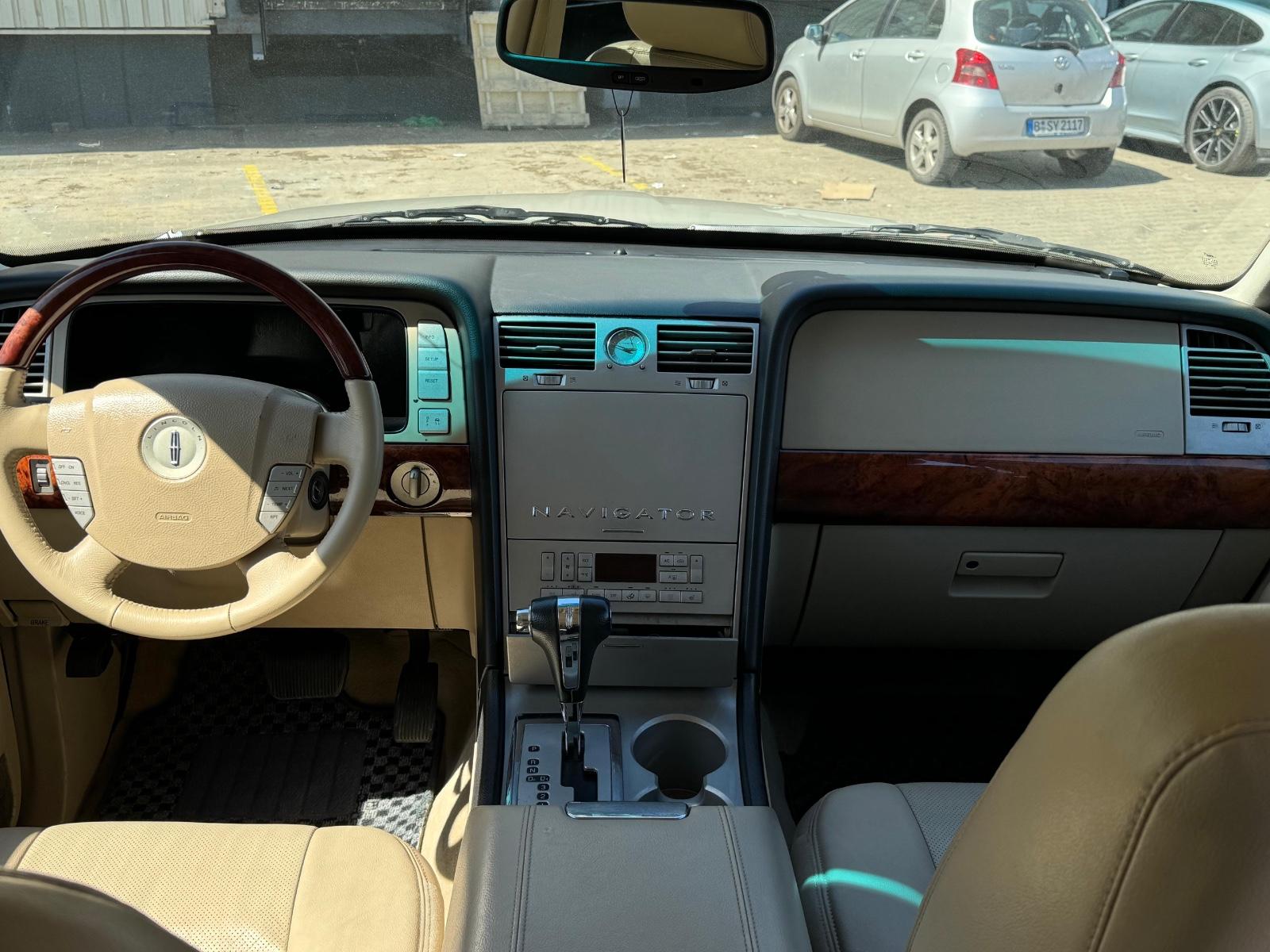 Lincoln Navigator 5.4 V8 * 1. HAND * 8-Sitzer * Allrad *