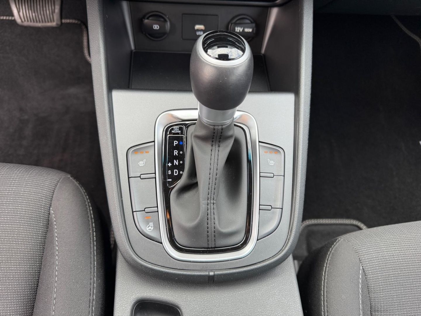 Fahrzeugabbildung Hyundai KONA 1.6 Hybrid Select Winterpaket Allwetterreif