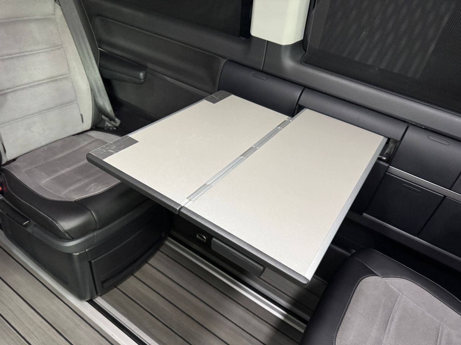 Fahrzeugabbildung Volkswagen T6.1 4M DSG IQ.DRIVE INDIVIDUAL EDITION 6-SITZER