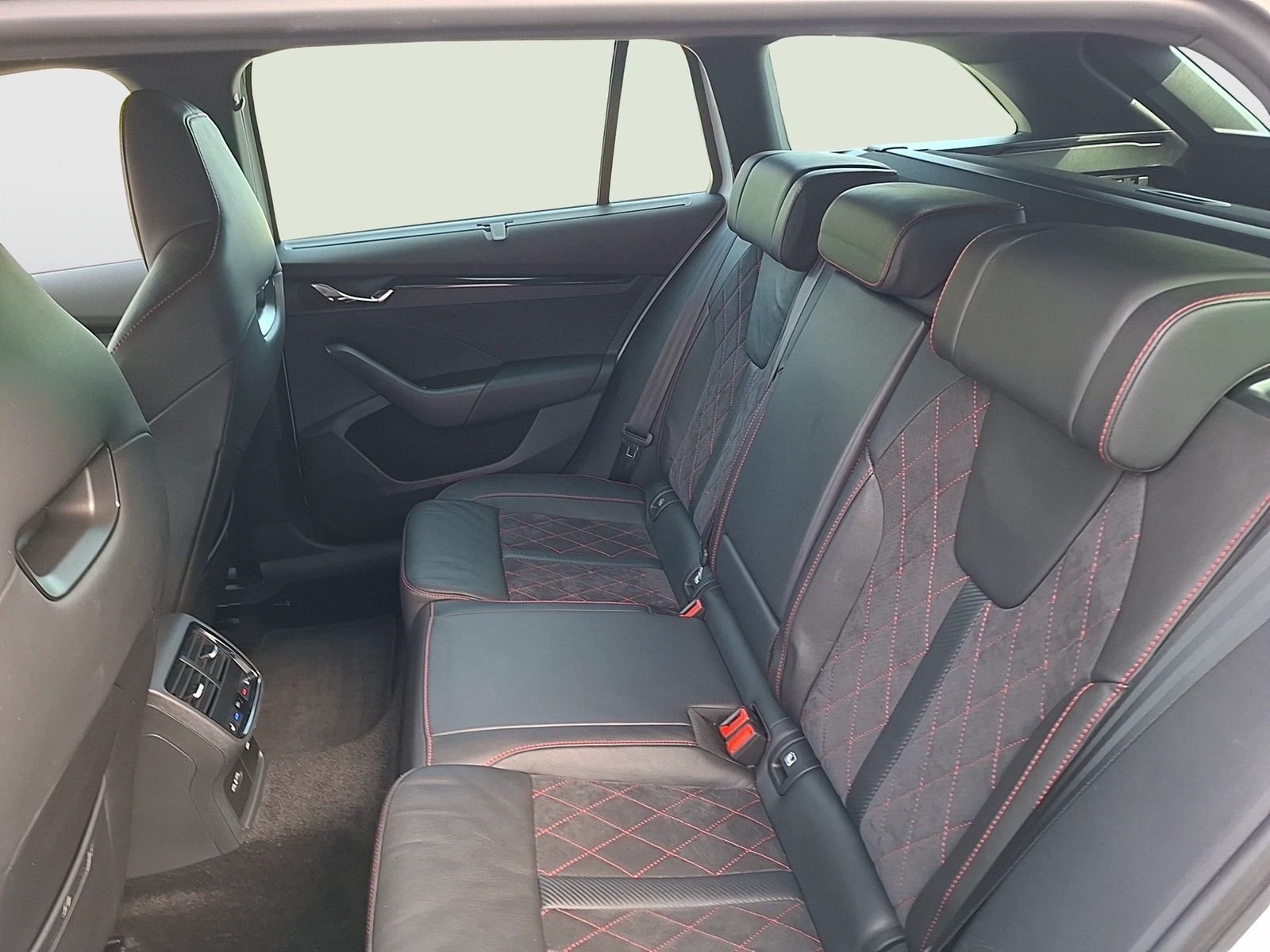 Fahrzeugabbildung SKODA Octavia CombI TSI RS-Plus DSG Matrix Navi Pano H