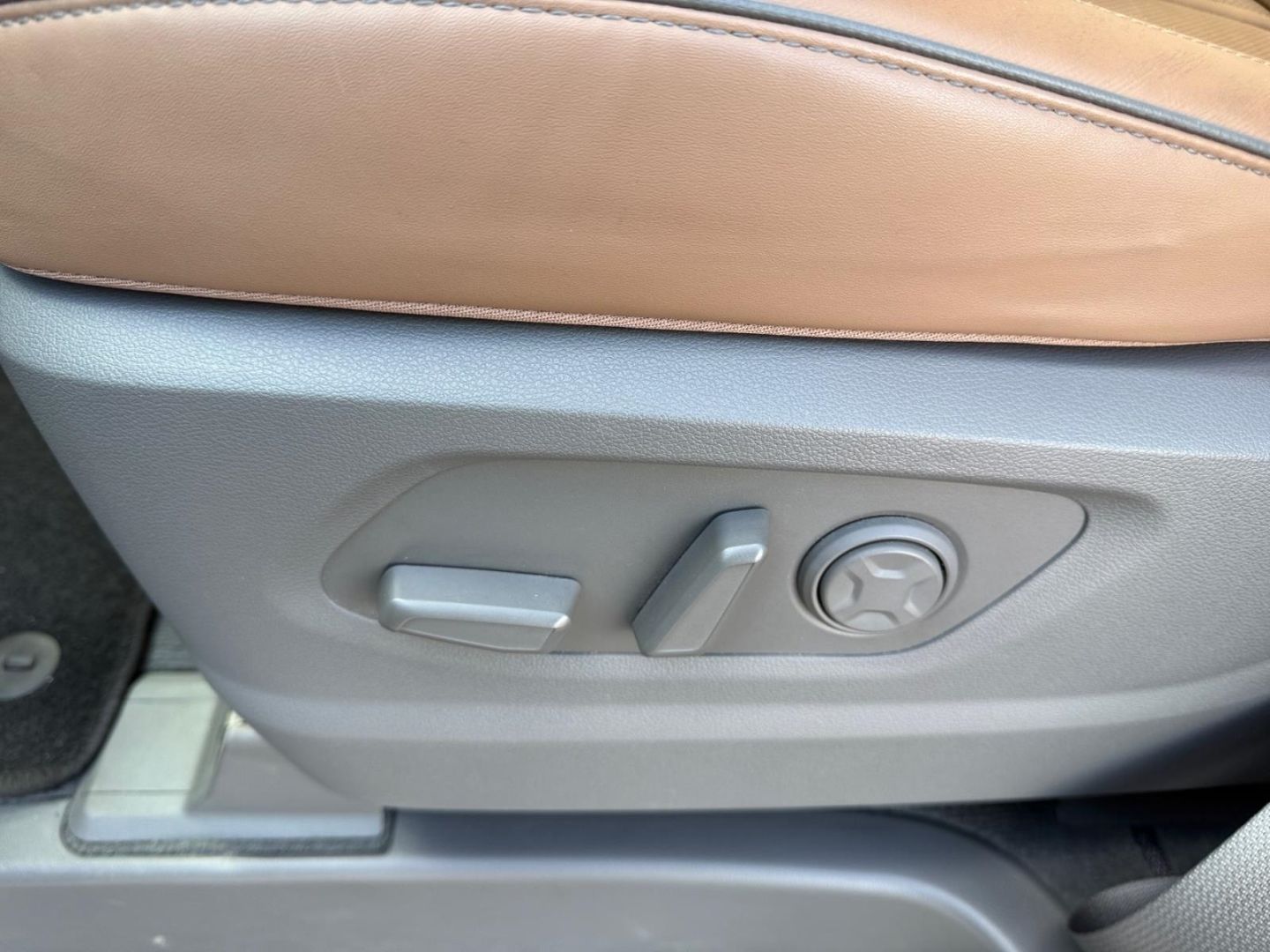 Fahrzeugabbildung Hyundai STARIA Signature 2.2 CRDi 7-Sitzer BOSE+AHK+360°