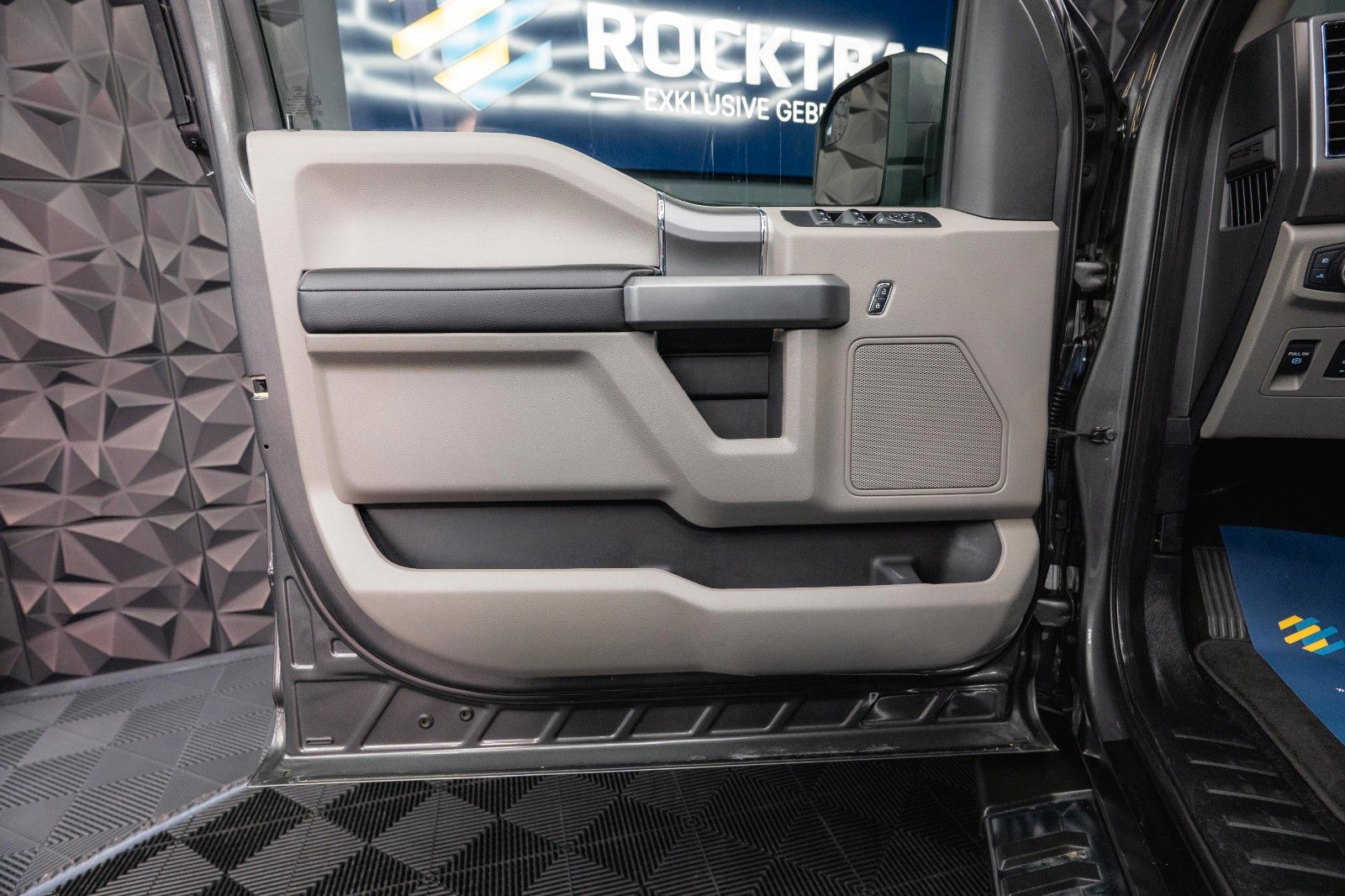 Fahrzeugabbildung Ford F150 5.0L V8 4x4 Offroad XLT SupCrew Unfallfrei