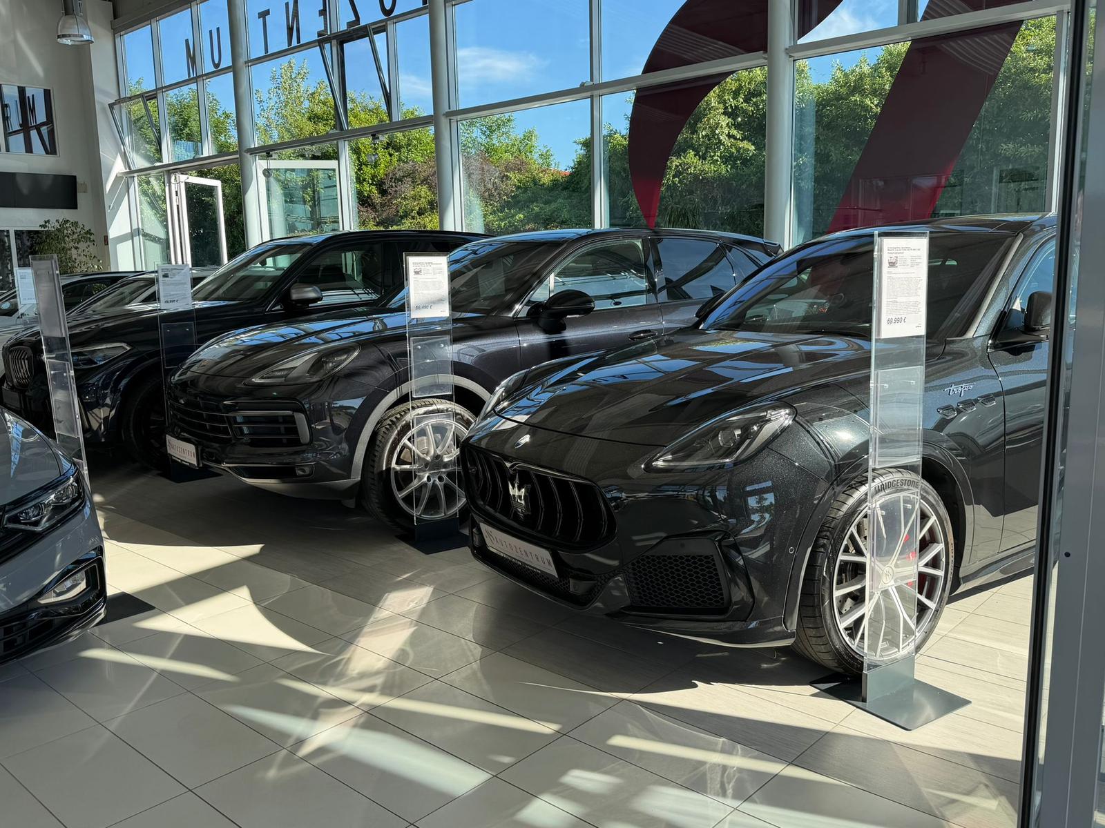 showroom-image-bottom