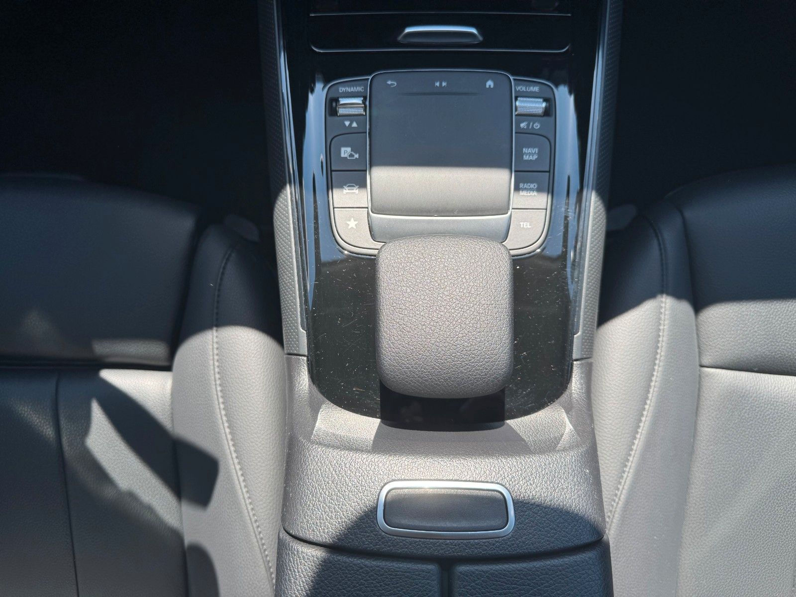 Fahrzeugabbildung Mercedes-Benz GLB 180 Style+Distronic+RKamera+Vollleder