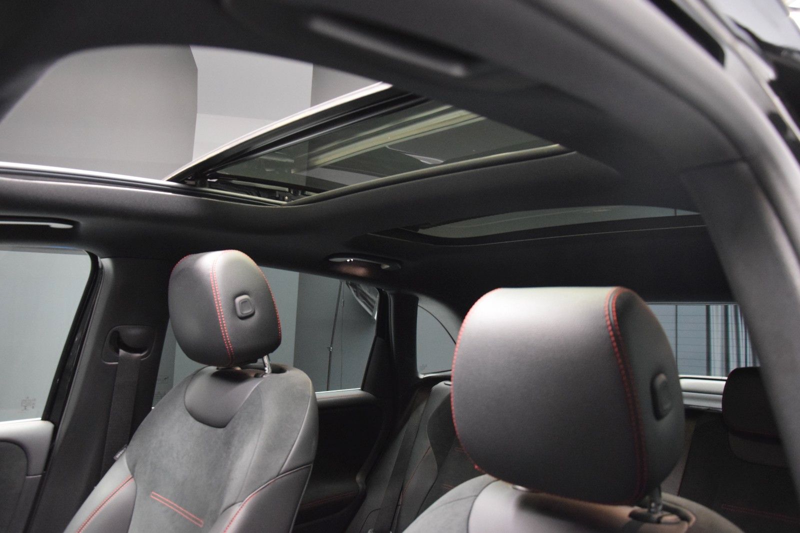 Fahrzeugabbildung Mercedes-Benz B 220 4Matic AMG-Line Pano LED Kamera Tempomat