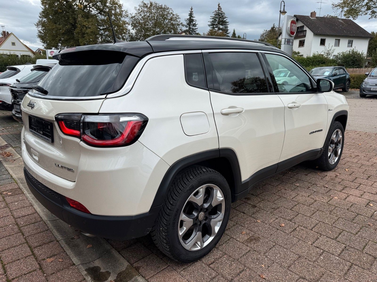 Fahrzeugabbildung Jeep Compass Limited 1,4L 4x4 NAVI BEATS KAMERA AHK