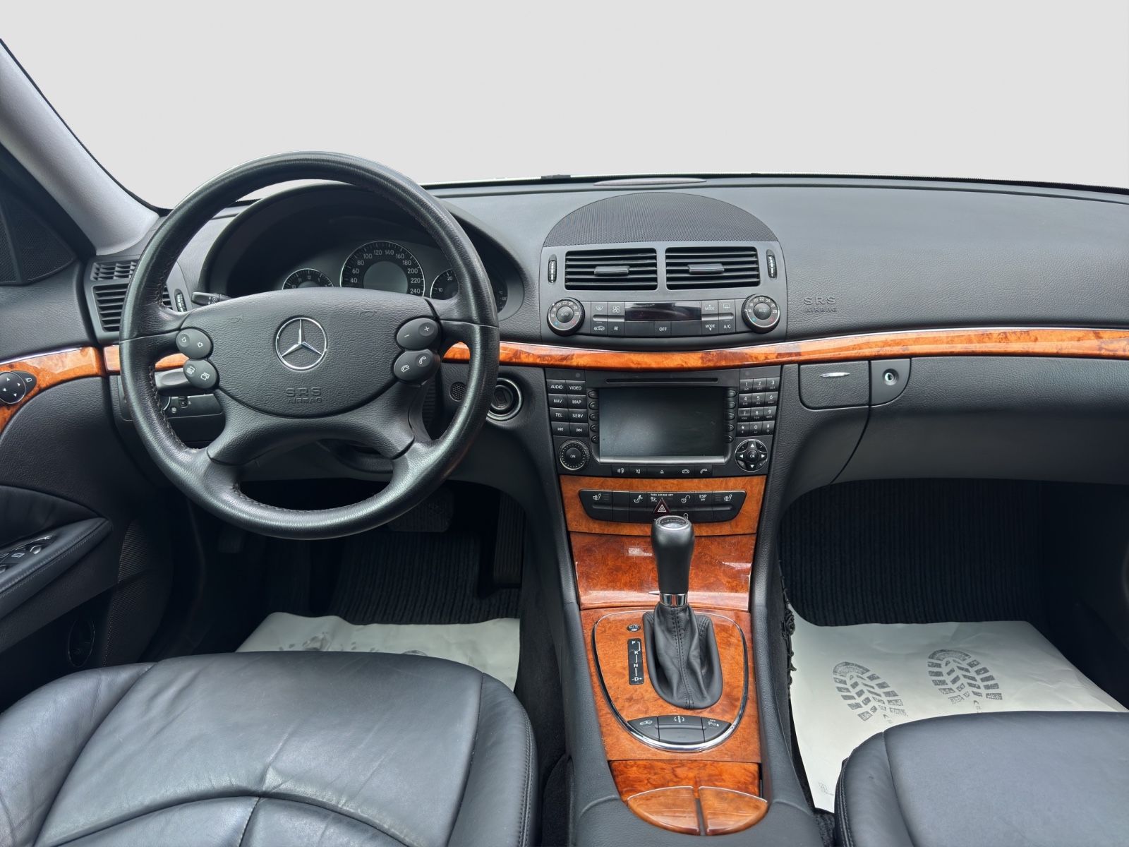 Fahrzeugabbildung Mercedes-Benz E 320 CDI Lim.  /Luftfahrwerk/Motorschaden