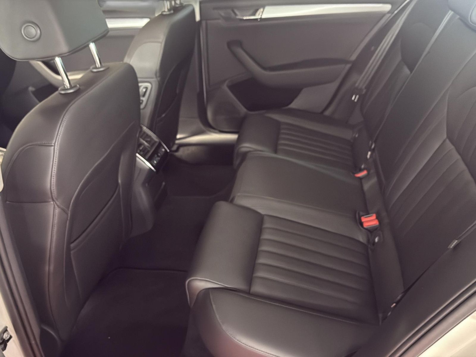 Fahrzeugabbildung SKODA Superb Combi Premium Edition/ AHK