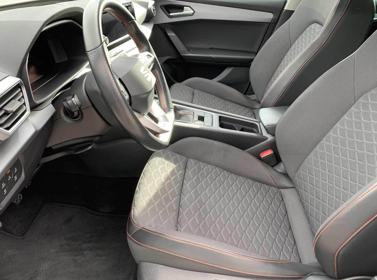 Fahrzeugabbildung SEAT Leon 1.5 TSI*FR-Line*LED*Navi*PDC*Spur*