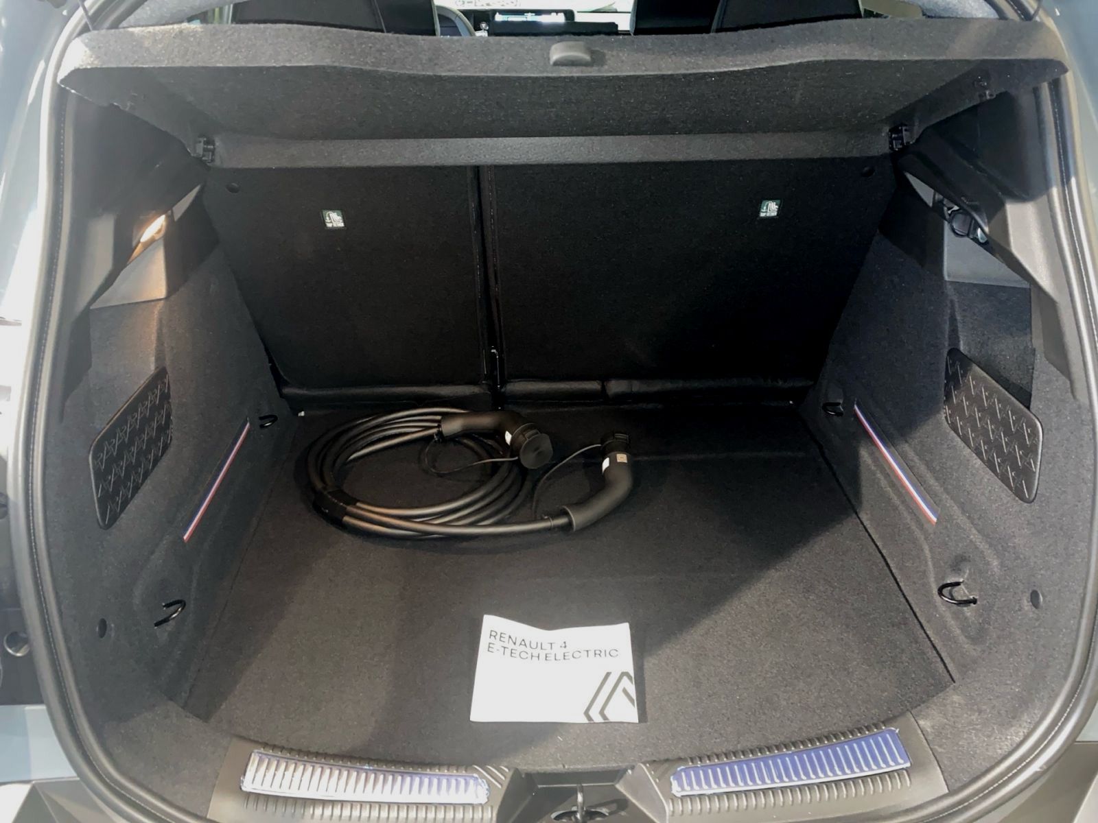 Fahrzeugabbildung Renault 4 E-Tech Electric 150 Comfort Range Iconic