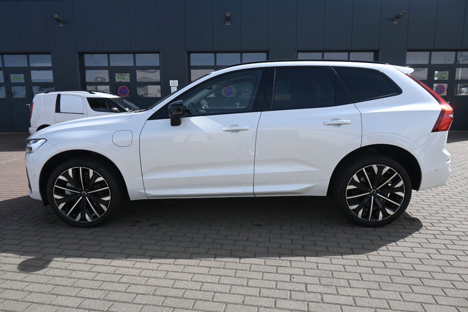 Fahrzeugabbildung Volvo XC60 T8 RC AWD Ultra Dark**360*LUFT*B&W*FACELIFT