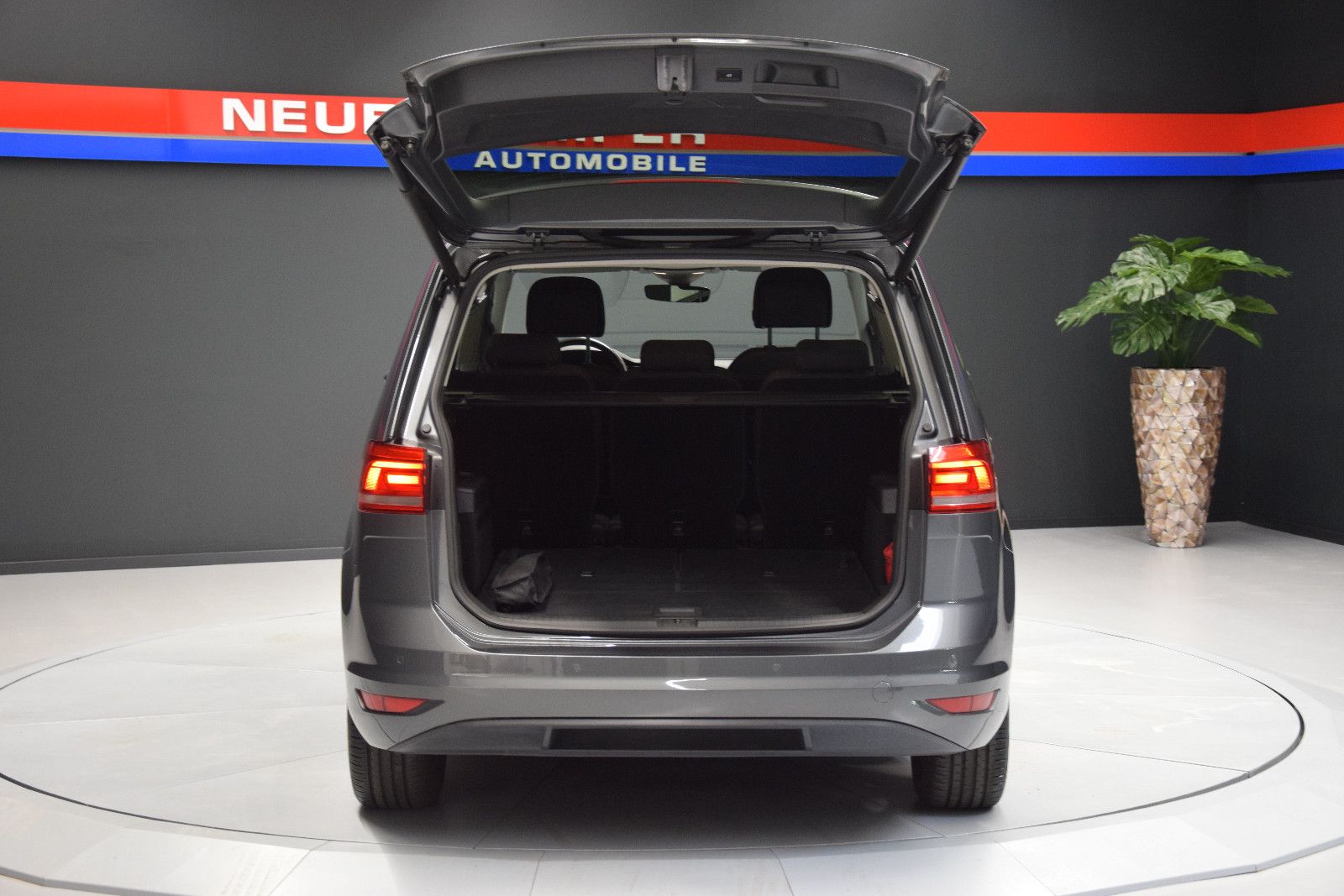 Fahrzeugabbildung Volkswagen Touran Comfortline 7-Sitzer Massage LED Kamera