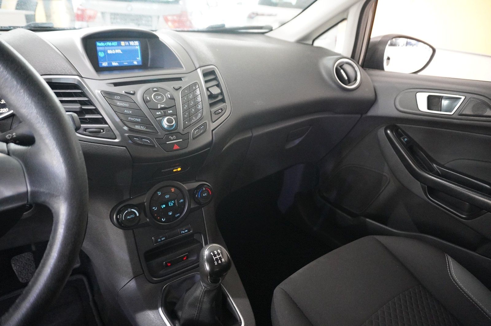 Fahrzeugabbildung Ford Fiesta 1,0 TREND 5-TÜR LED/SHZ/PDC/NEBEL/USB