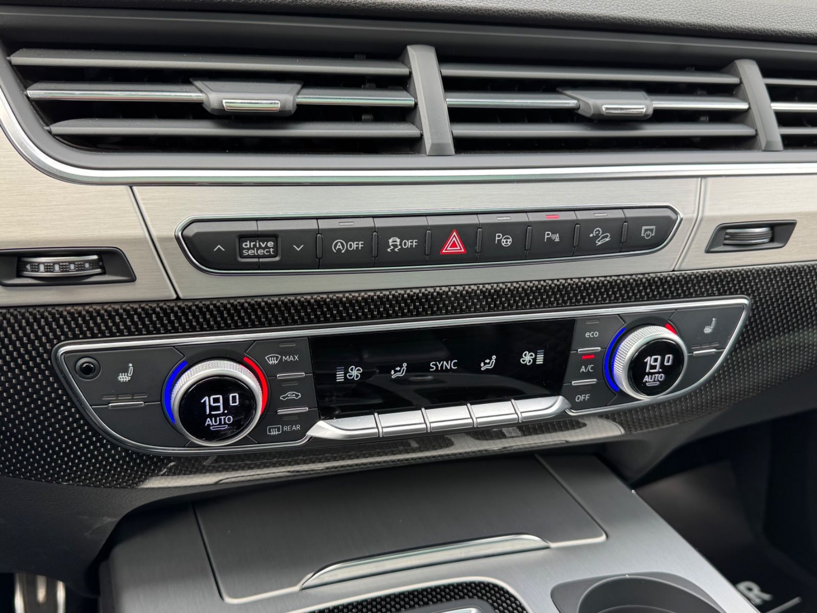 Fahrzeugabbildung Audi SQ7/RAUTEN-SITZE/PANO/AHK/360°Cam/Carbon/BOSE/