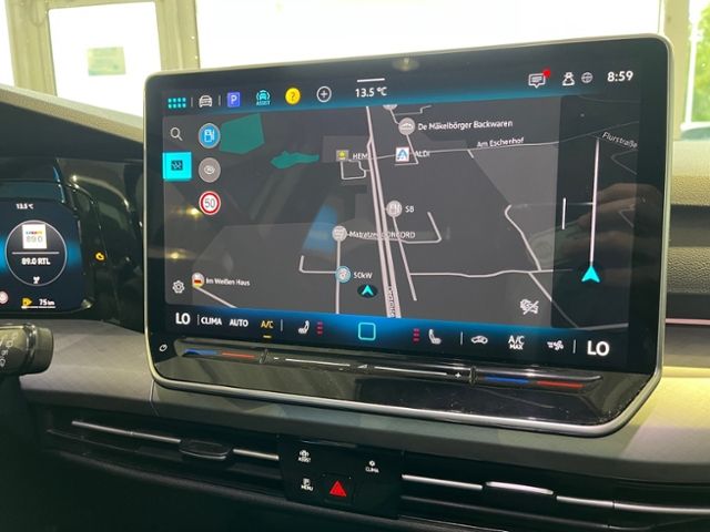 Fahrzeugabbildung Volkswagen Golf 1.5 eTSI DSG LIFE PANORAMA NAVI GJR HUD