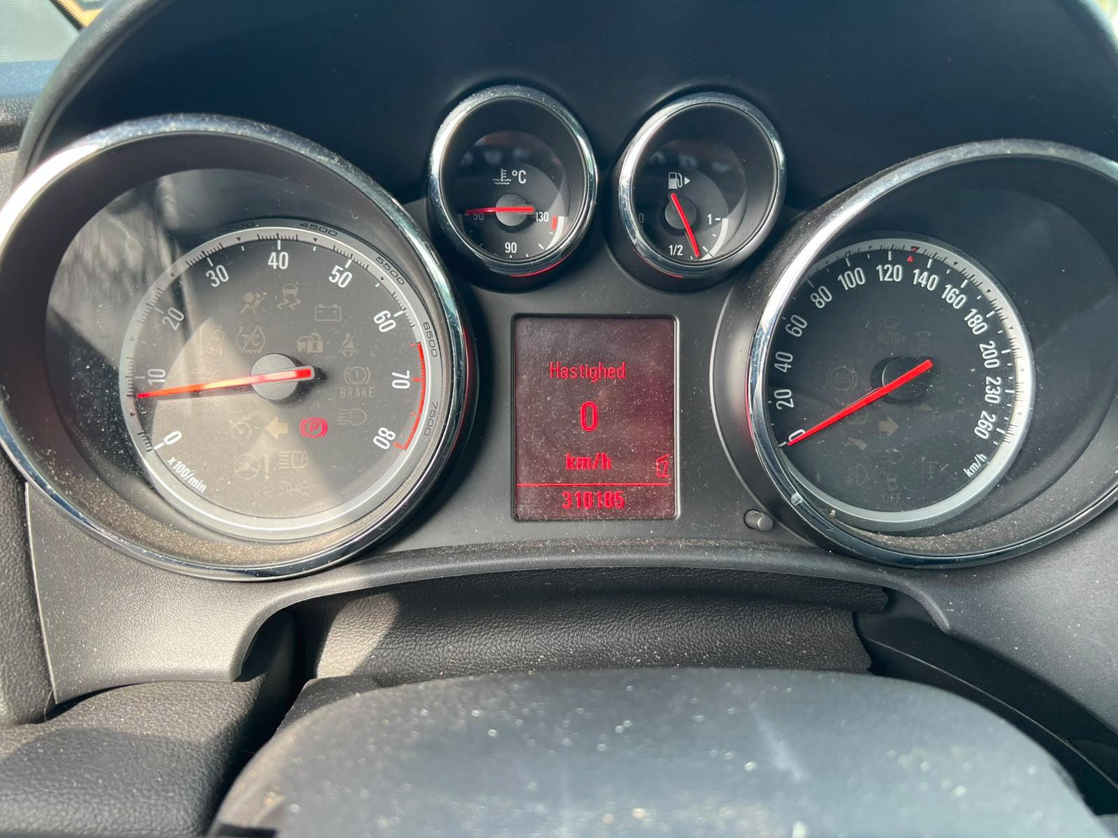 Opel Astra 2011 — photo 11
