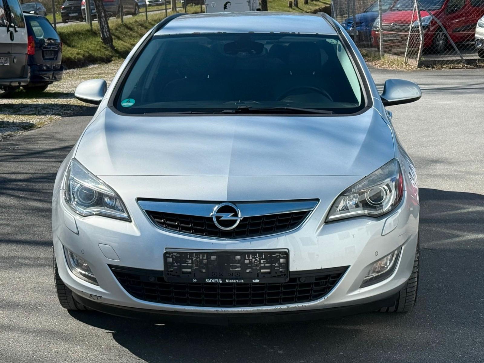 Opel Astra 2011 — interior