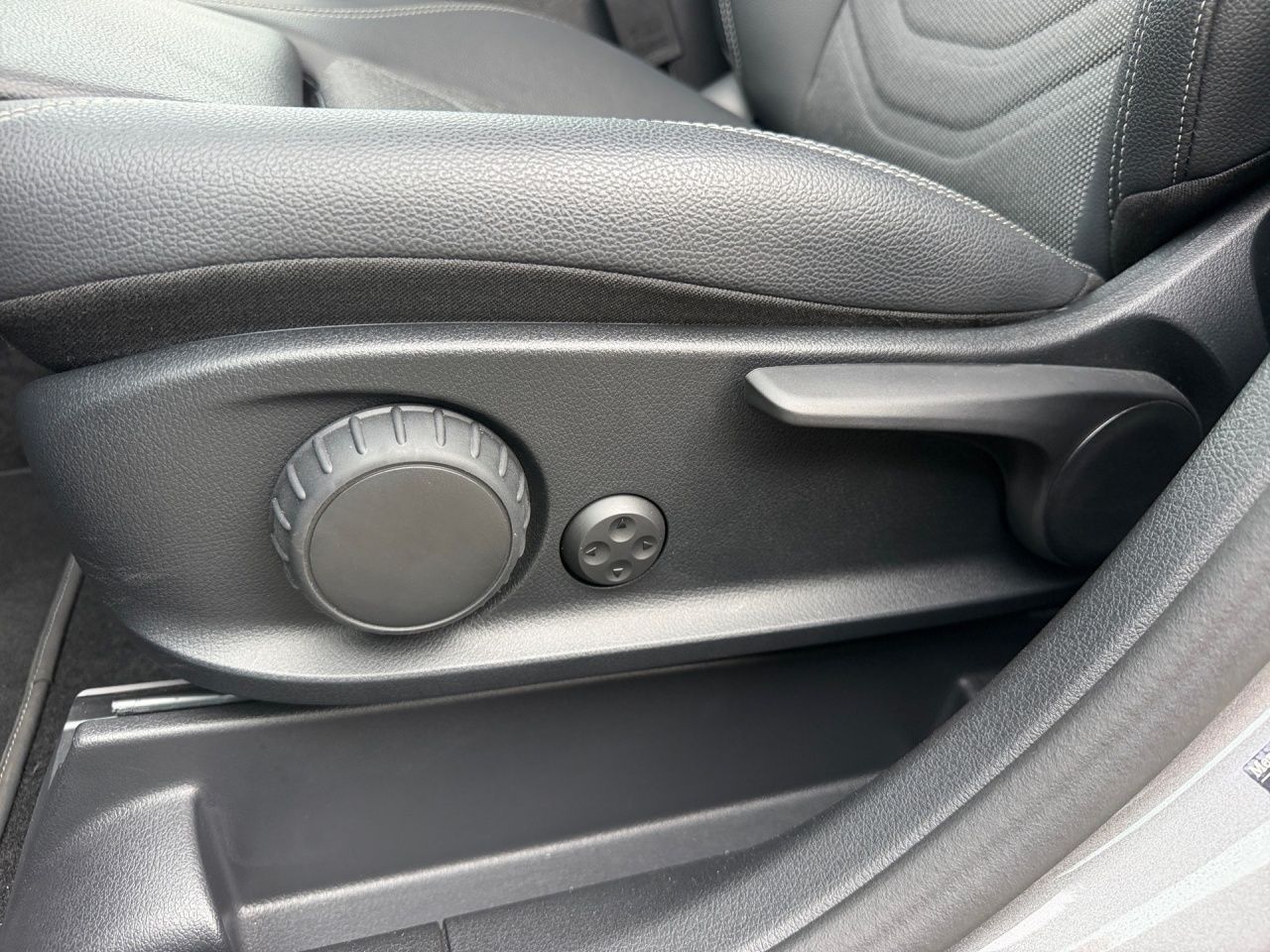 Fahrzeugabbildung Mercedes-Benz B 180 NIGHT+AHK+AMBIENTE+LENKRADHEIZ+KAMERA+