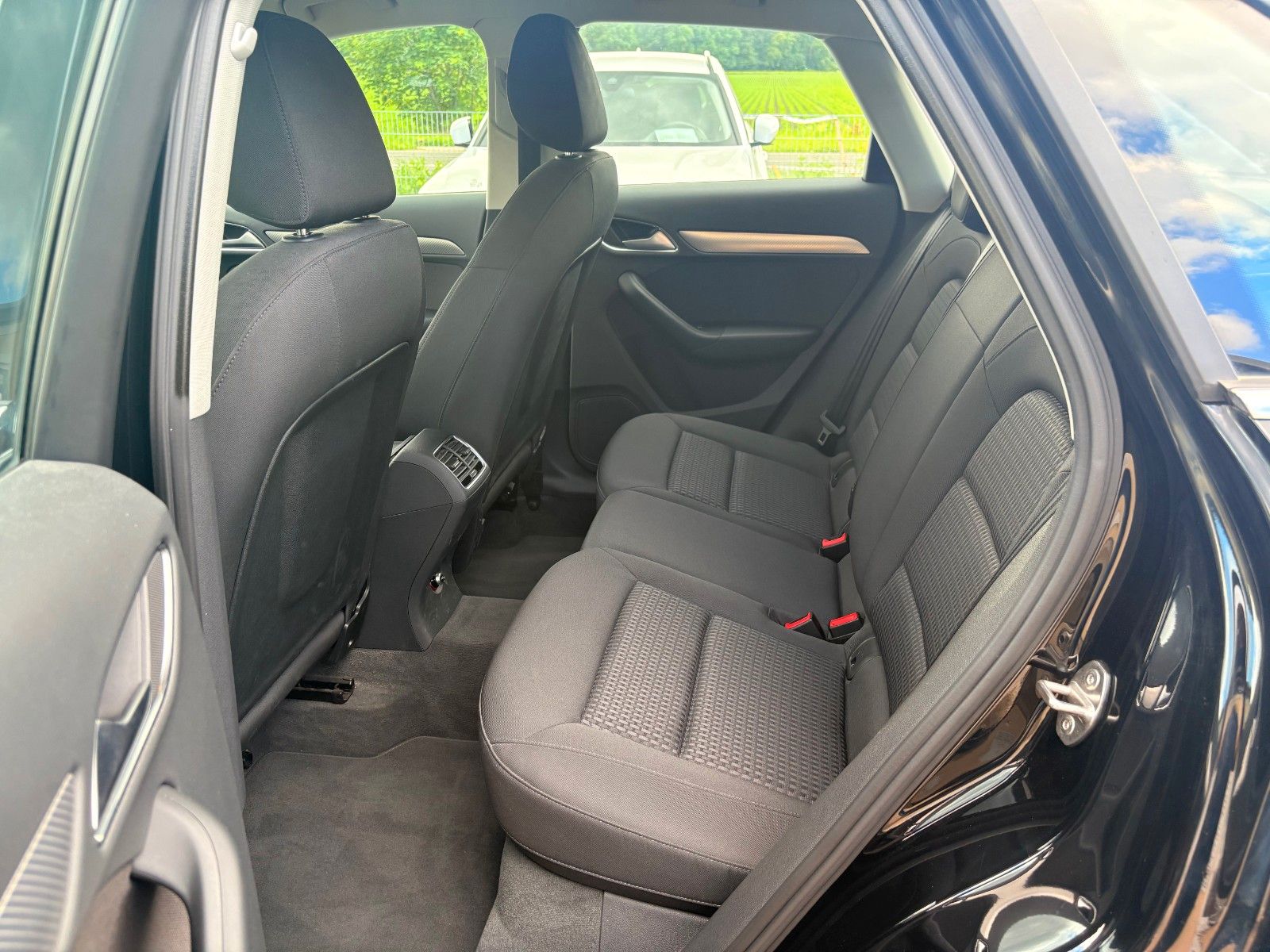Fahrzeugabbildung Audi Q3 design quattro 2.0 TDI S-tronic Navi LED SHZ