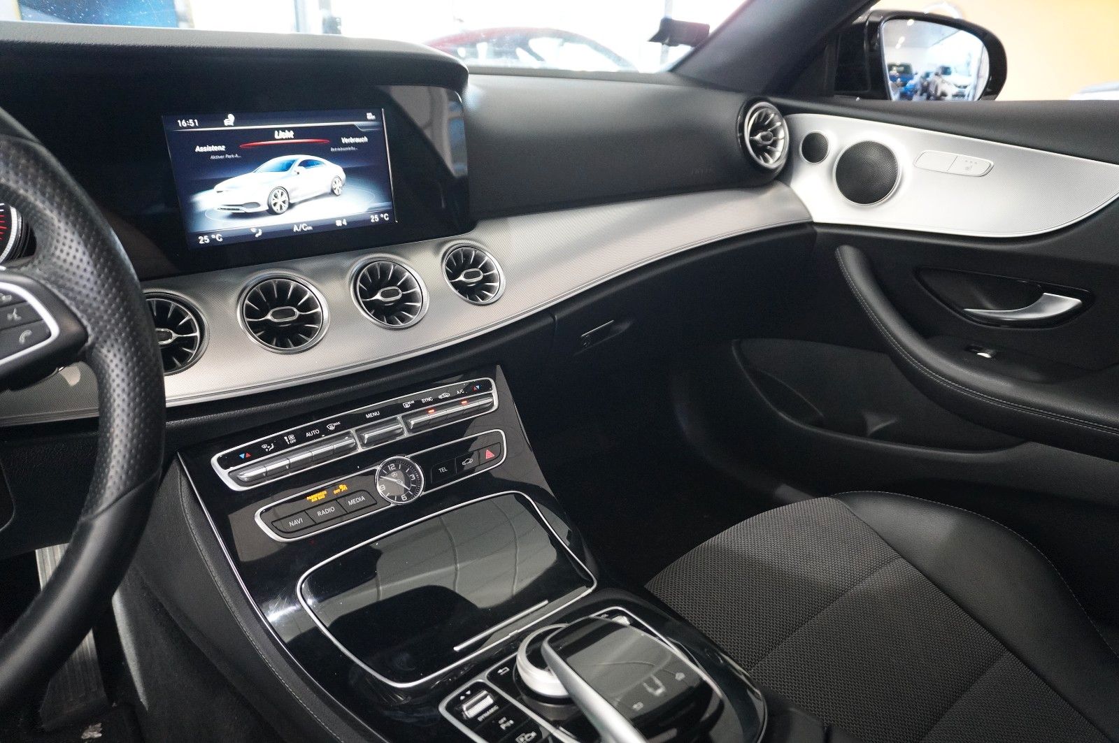 Fahrzeugabbildung Mercedes-Benz E 220D COUPE AVANTGARDE NAVI/LED/KAMERA/SH/PANO.