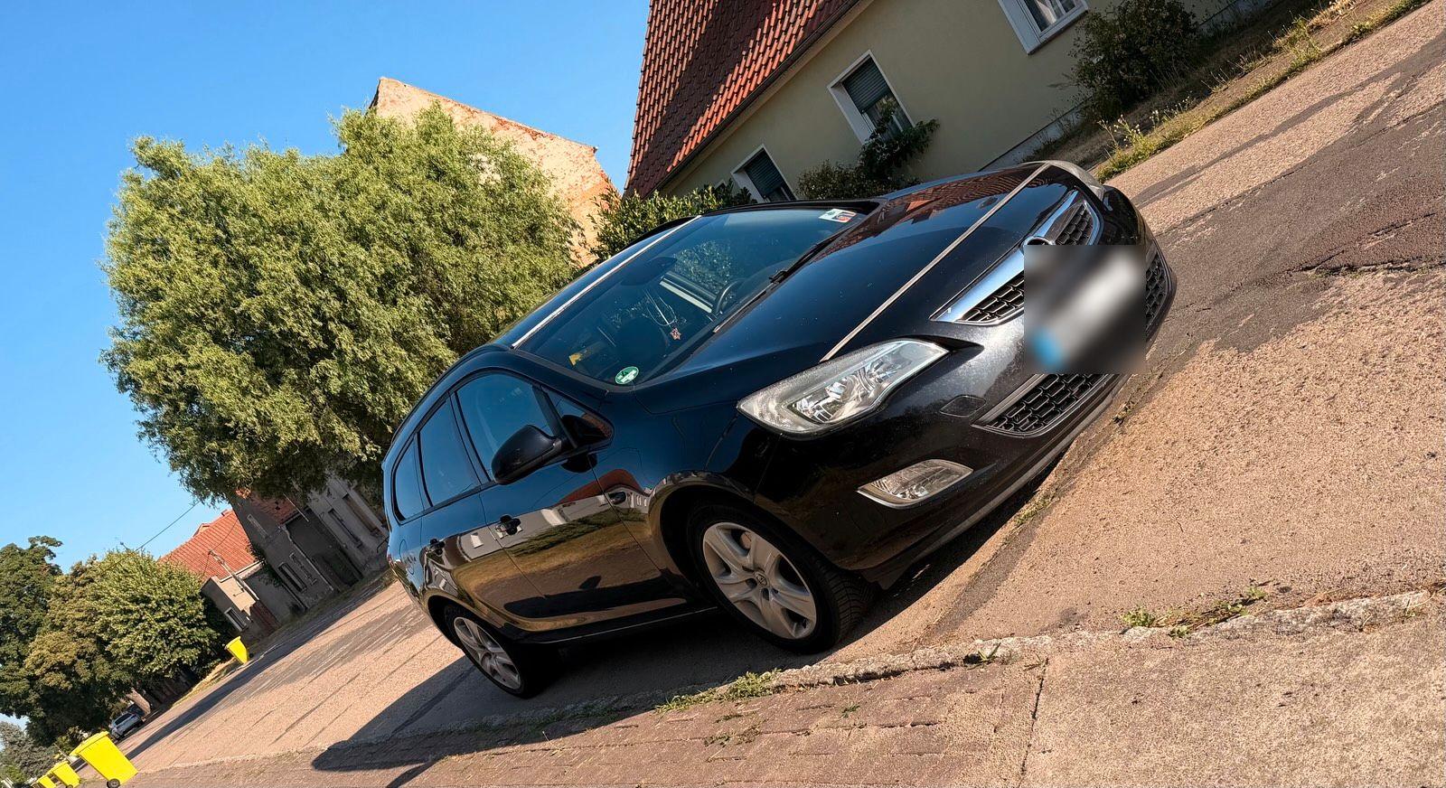 Opel Astra 2011 — rear view