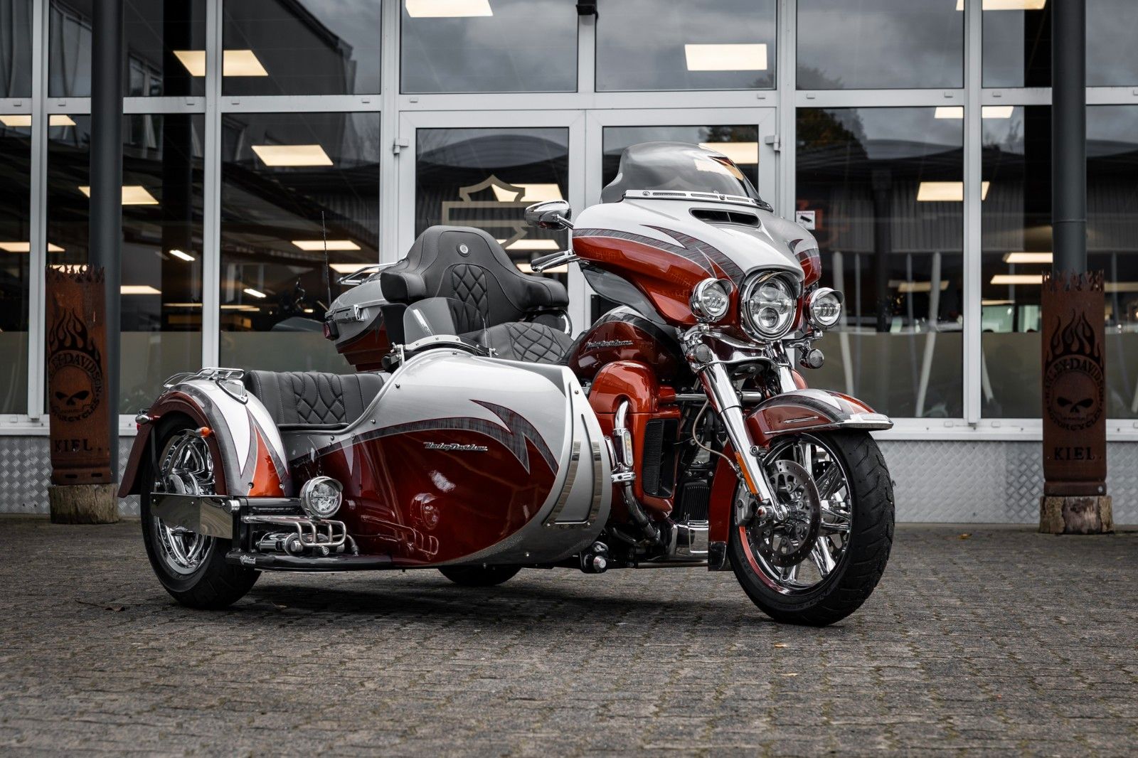 Fahrzeugabbildung Harley-Davidson FLHTKSE CVO E-Glide - V-Triebwerk Gespann