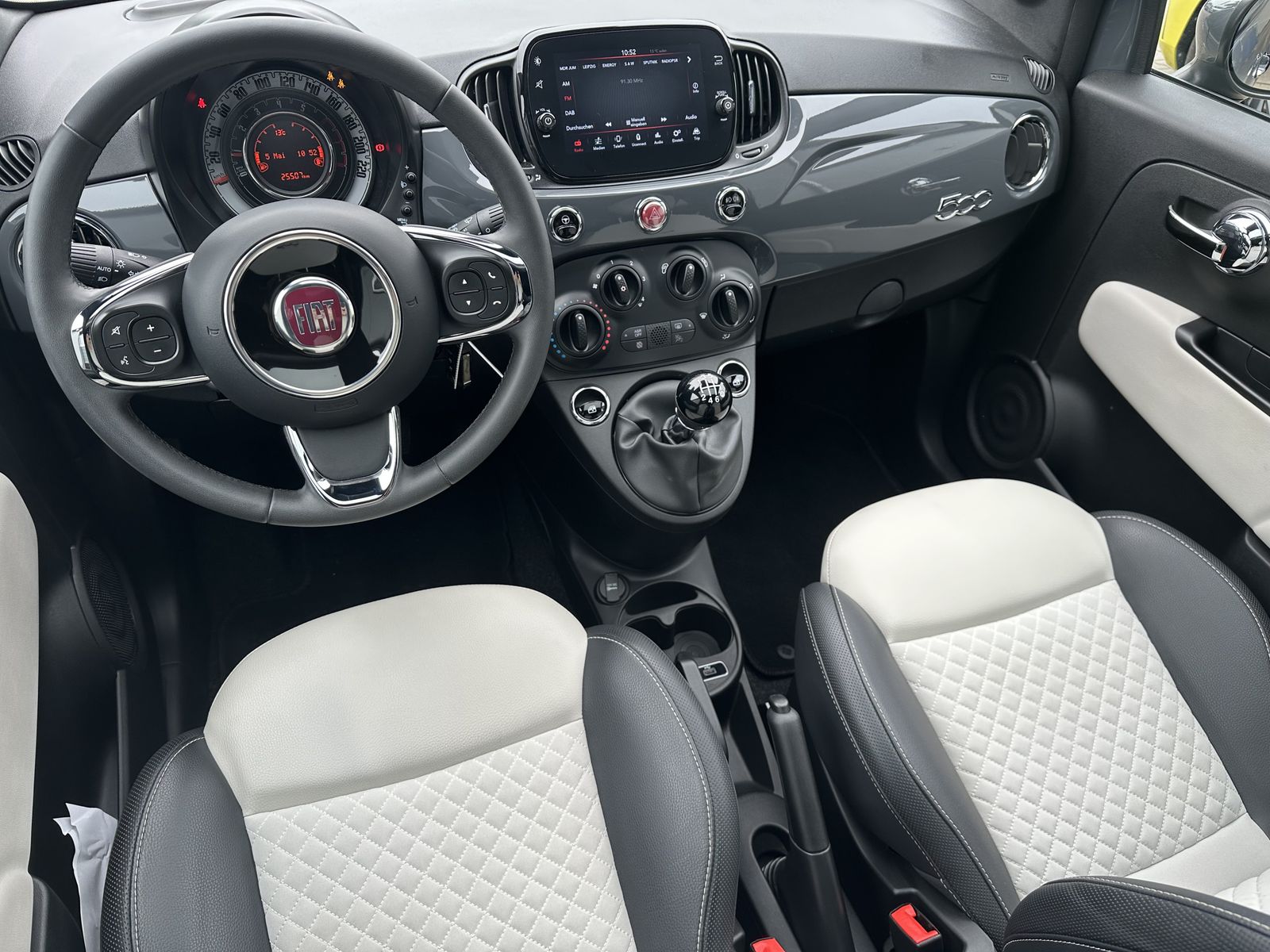Fahrzeugabbildung Fiat 500 1.0 DolceVita PANORAMA+CARPLAY+TECH+PP+2HD