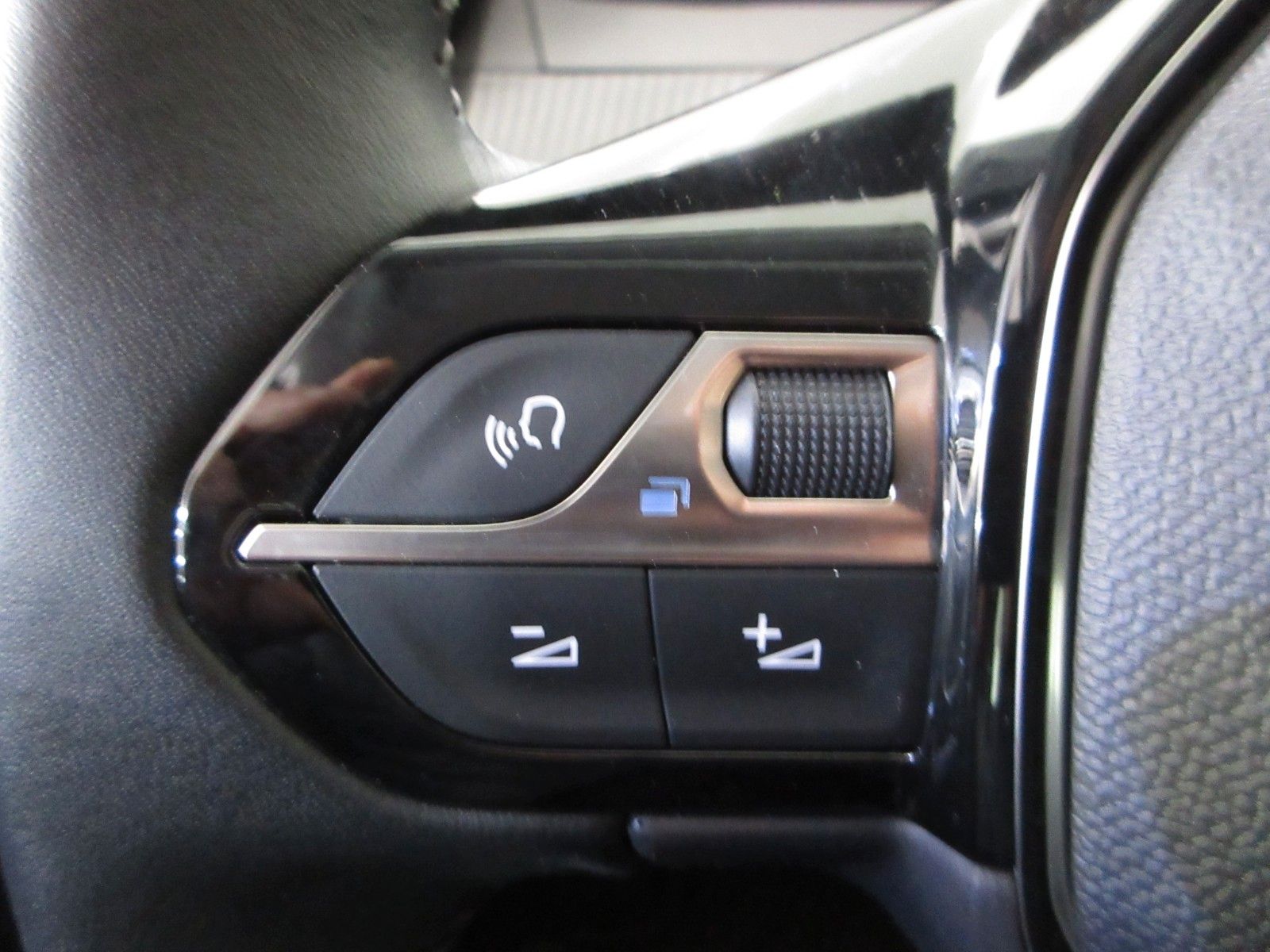 Fahrzeugabbildung Peugeot e-208 Active LED/PDC/TEMPOMAT