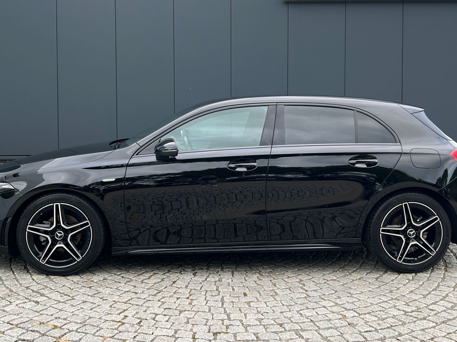 Fahrzeugabbildung Mercedes-Benz A 180 Edition *Night-Paket, AMG-Optik, Navi"