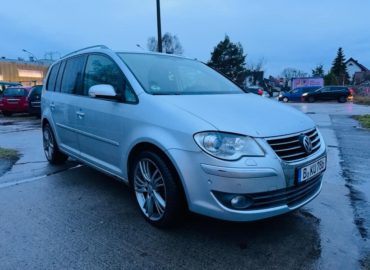 Volkswagen Touran Highline, Automatik, 7Sitze, Navi