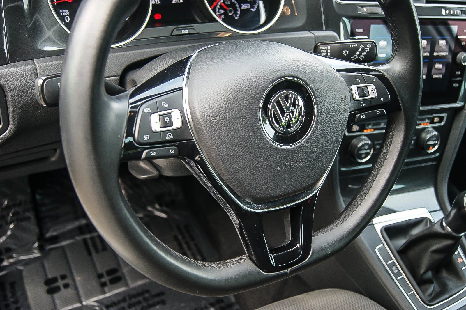 Fahrzeugabbildung Volkswagen Golf VII Variant 1.0TSI SOUND NAVIGATION ACC App