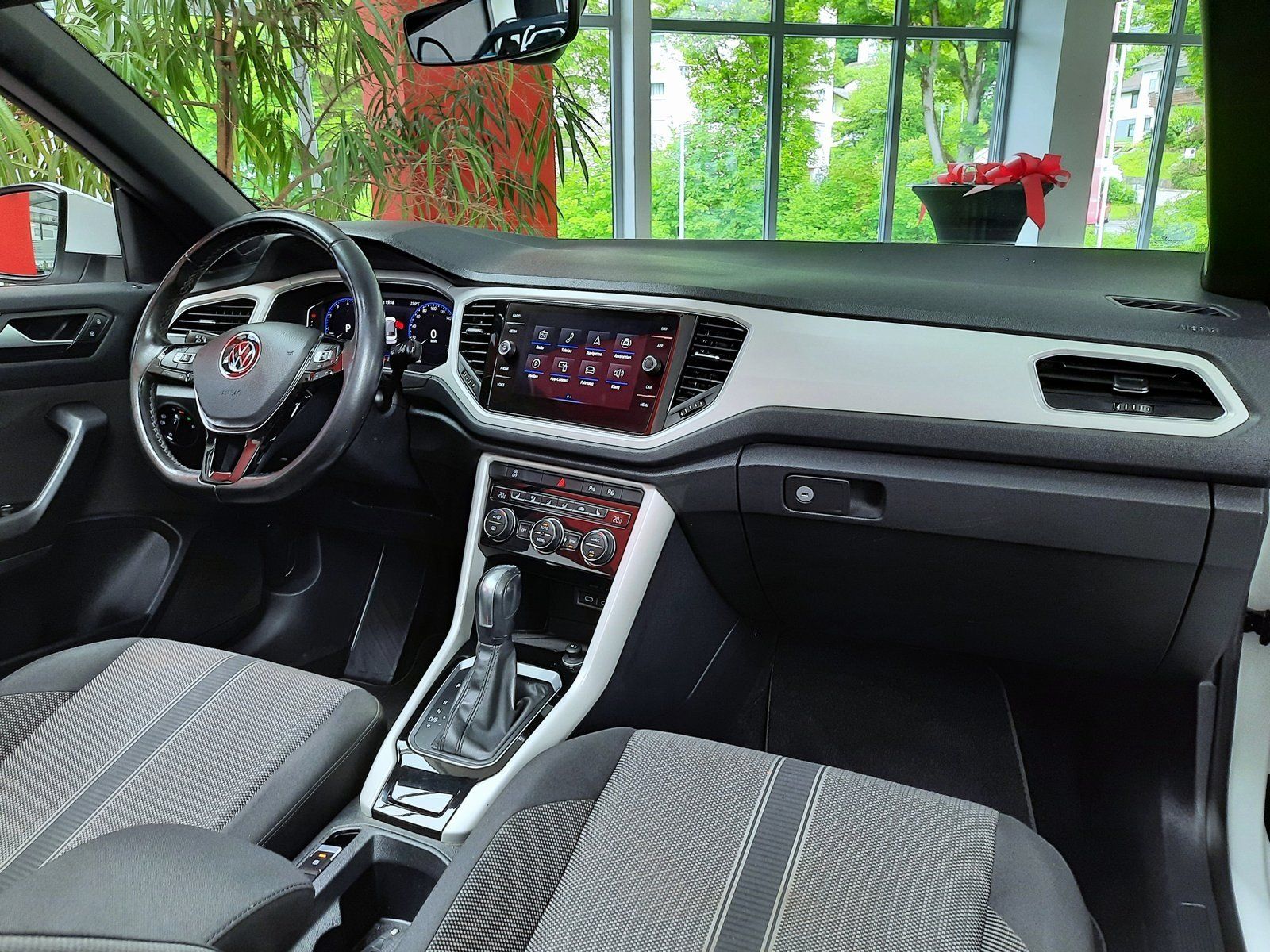 Fahrzeugabbildung Volkswagen T-Roc Cabrio Style TSI DSG *Navi*AHK*Cam*PDC*LED