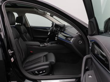 Fahrzeugabbildung BMW 530d LuxuryLine Pano Kamera Laser HUD DAB HiFi