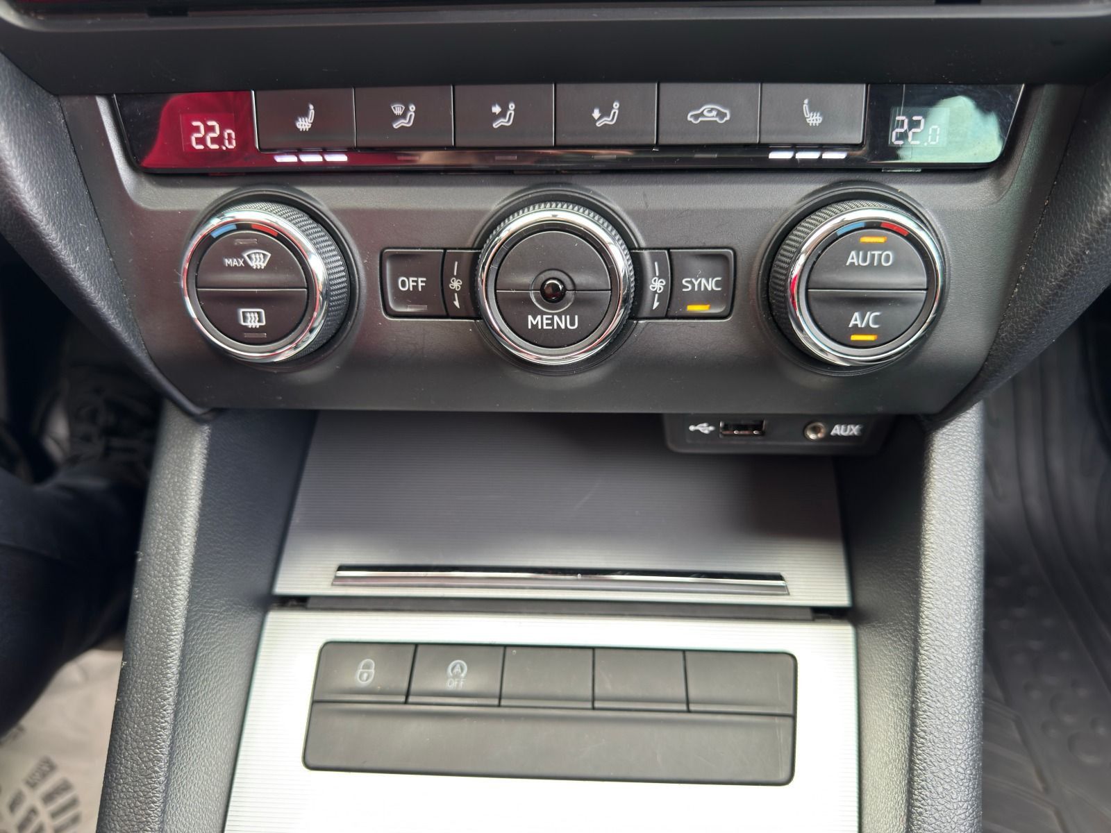 Fahrzeugabbildung SKODA Octavia Combi 2.0 TDI 150PS DSG*AHK*PDC*SmartLin