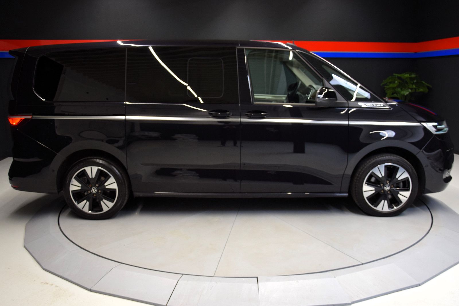 Fahrzeugabbildung Volkswagen T7 Multivan Style lang Pano STHZ HuD AHK NP 77T€
