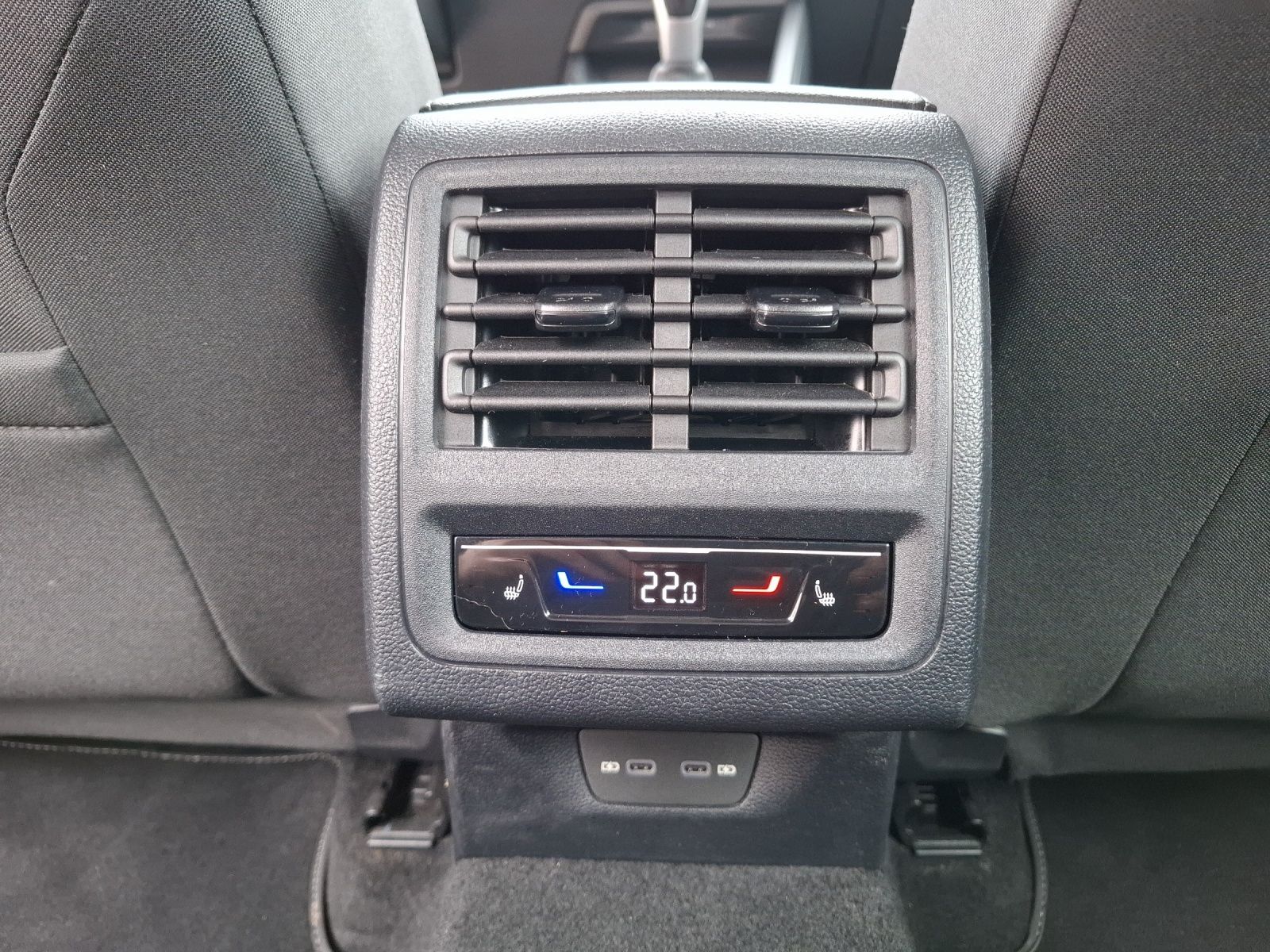 Fahrzeugabbildung Volkswagen Golf VIII Variant TSI Life Standhzg. LED Navi AI