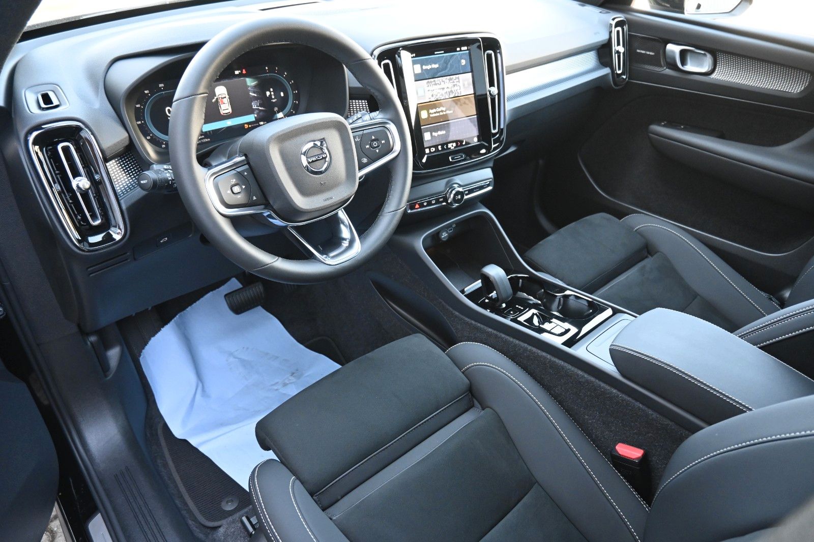 Fahrzeugabbildung Volvo XC40 B4 DSG Ultra Dark*PANO*RFK*ACC*AHK