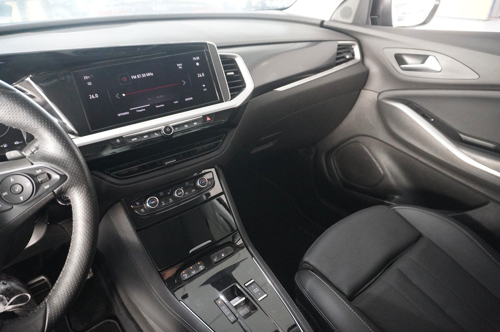 Fahrzeugabbildung Opel Grandland (X) 1.6T GSe HYBRID 4X4 NAVI/SPORT/AHK