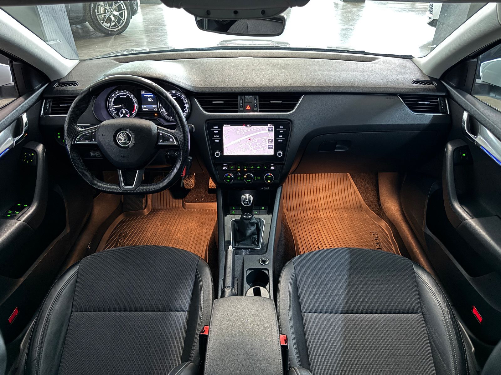 Fahrzeugabbildung SKODA Octavia STYLE 4X4 PANO NEUER MOTOR / MEGA VOLL