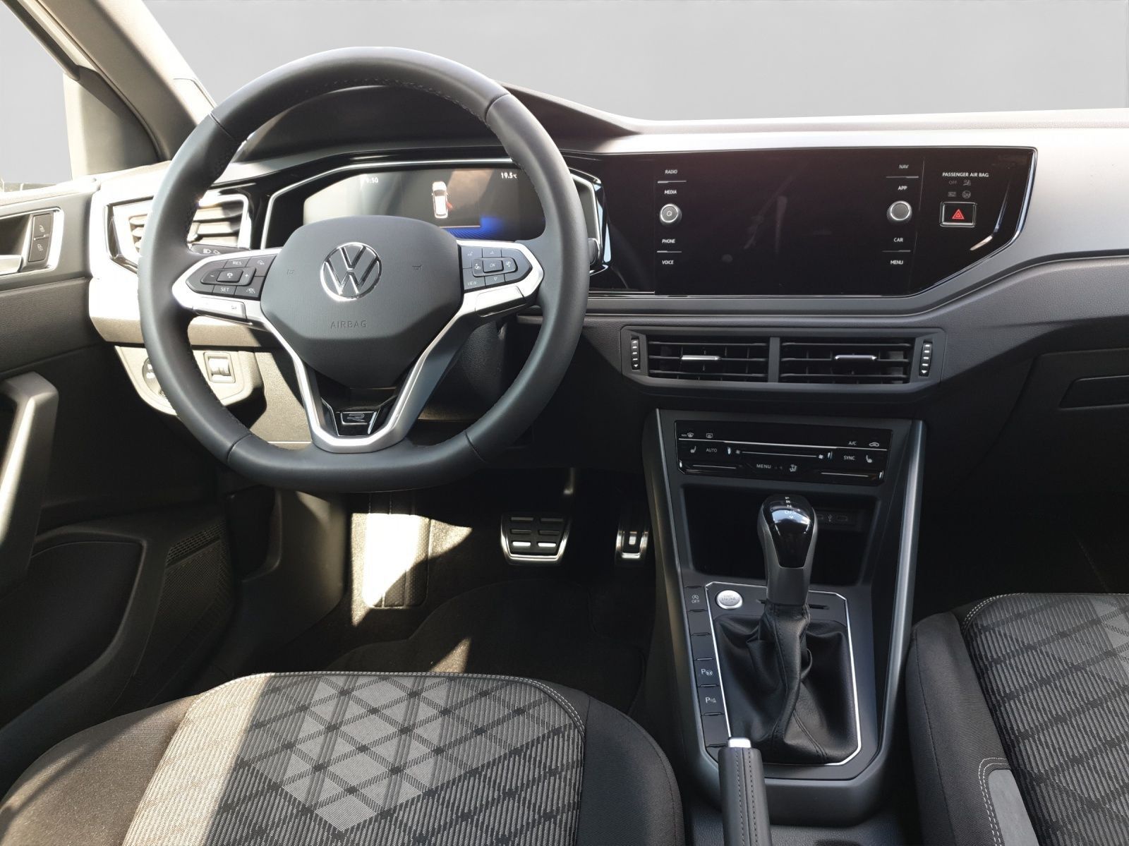 Volkswagen Polo 1.0 TSI DSG R-LINE LM17 KAMERA SITZHZ CLIMA foto 5