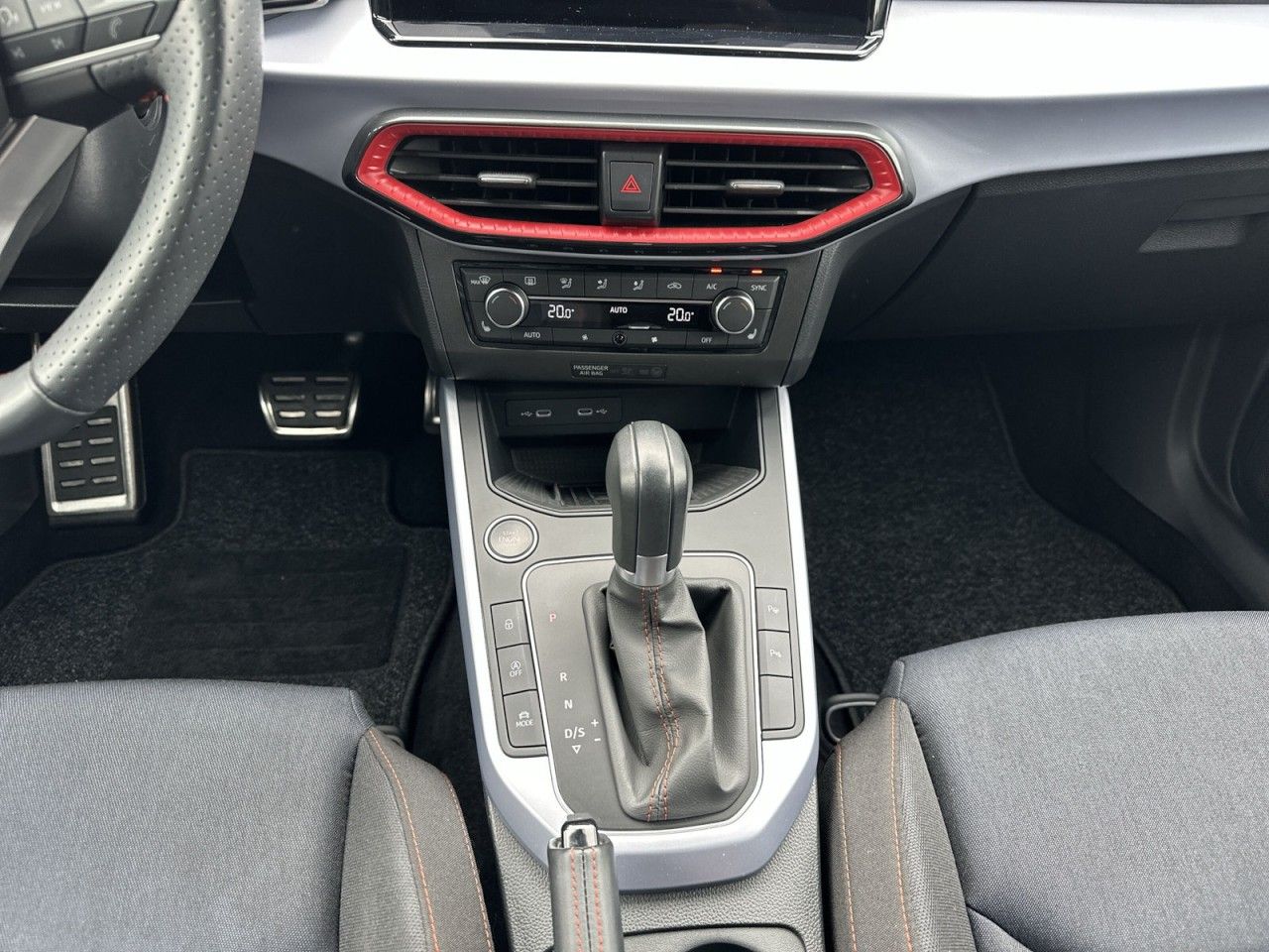 Fahrzeugabbildung SEAT Arona FR 1.5TSI 150PS DSG-AHK*Kessy*18Zoll - mit KI generiert/bearbeitet