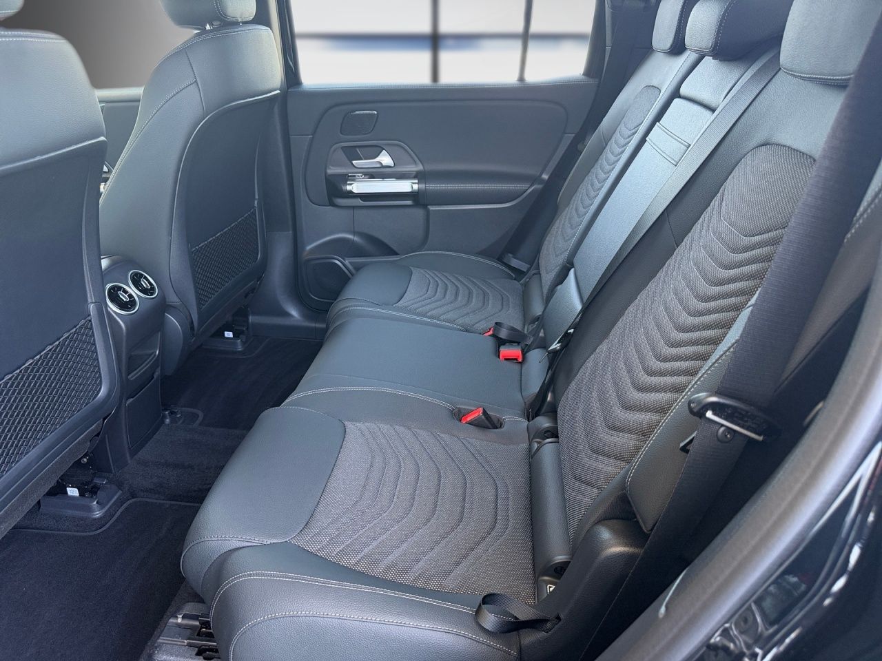 Fahrzeugabbildung Mercedes-Benz EQB 350 4M BONUS+AHK+PANO+360°+DISTR+WINTER+KEYL