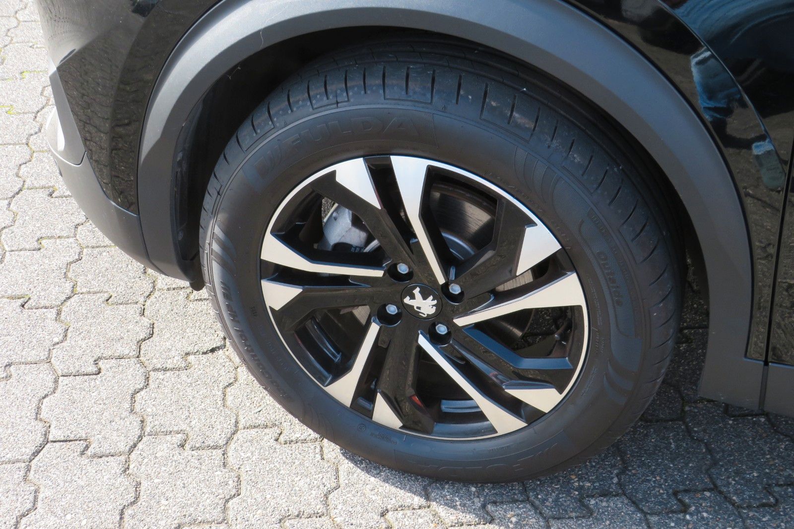 Fahrzeugabbildung Peugeot 2008 e- GT PANO NAVI KAMERA SITZH. PDC 1.HD