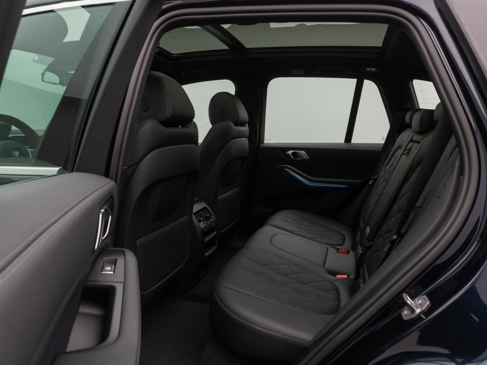 Fahrzeugabbildung BMW X5 xD45e M Sport Panorama HUD HiFi DisKey 22Zoll