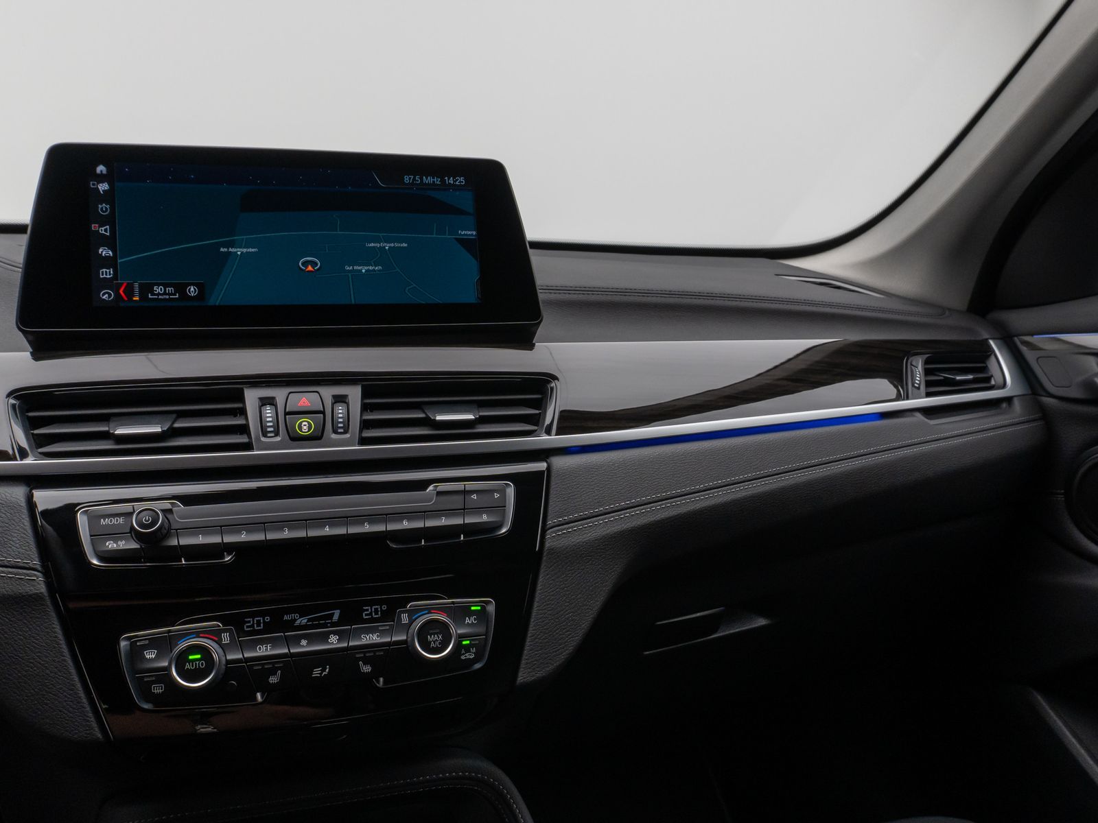 Fahrzeugabbildung BMW X1 sD20i xLine Kamera HUD DAB HiFi AHK Sport 18"