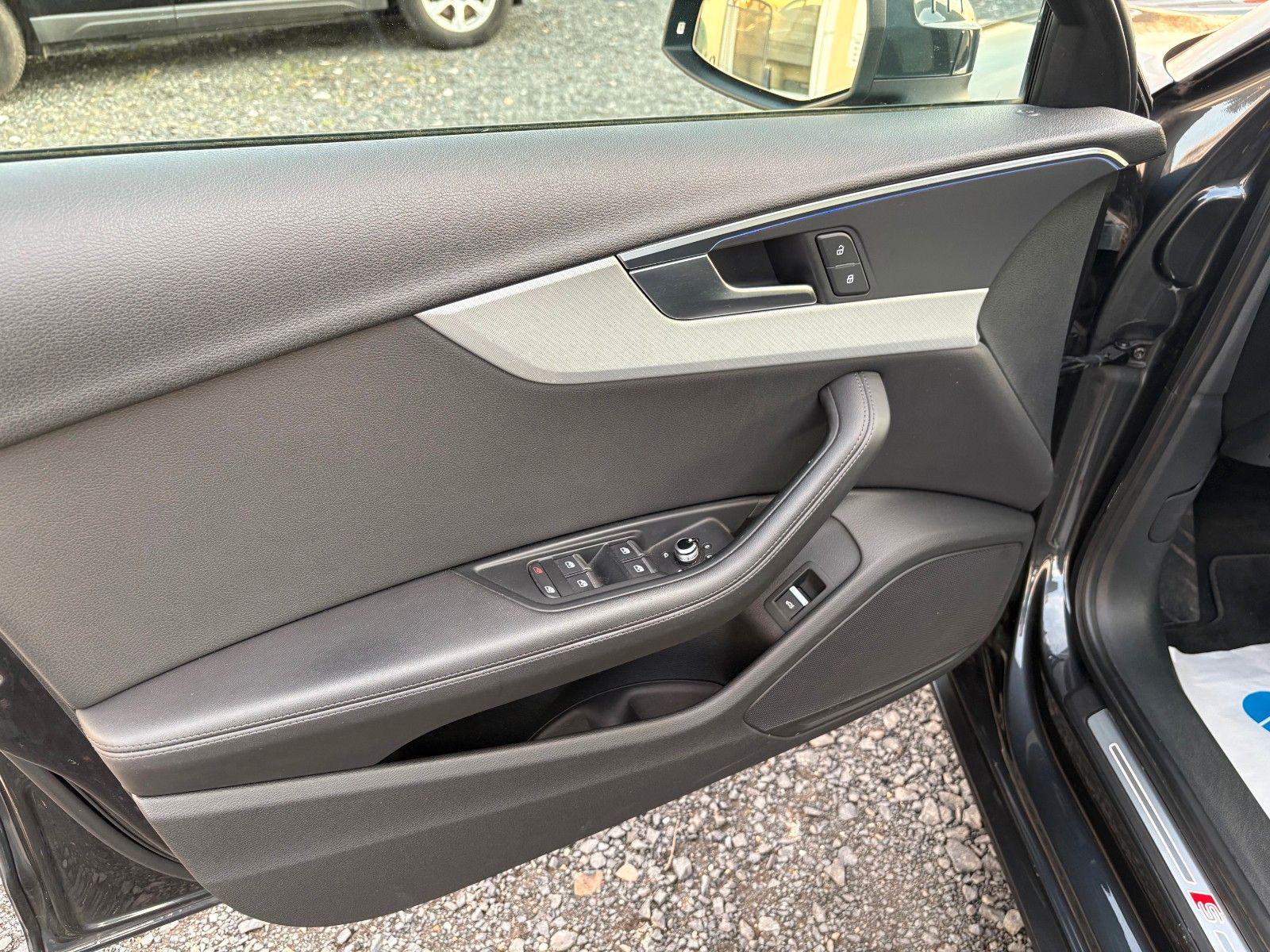 Fahrzeugabbildung Audi A4 Avant 2.0 TDI sport Navi Leder Xenon S-LINE