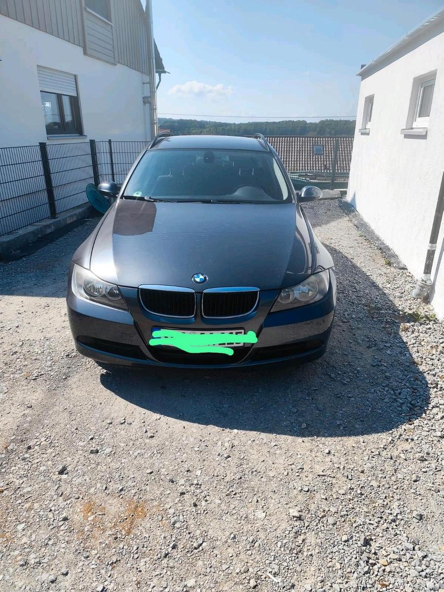 BMW 318 2007 — rear view