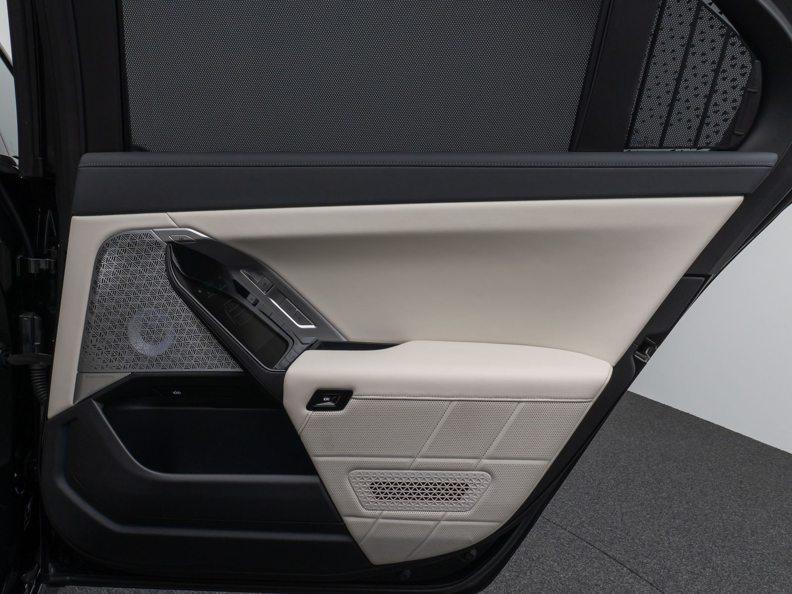 Fahrzeugabbildung BMW M760e Sky Lounge B&W Fond Ent M-Performance Voll