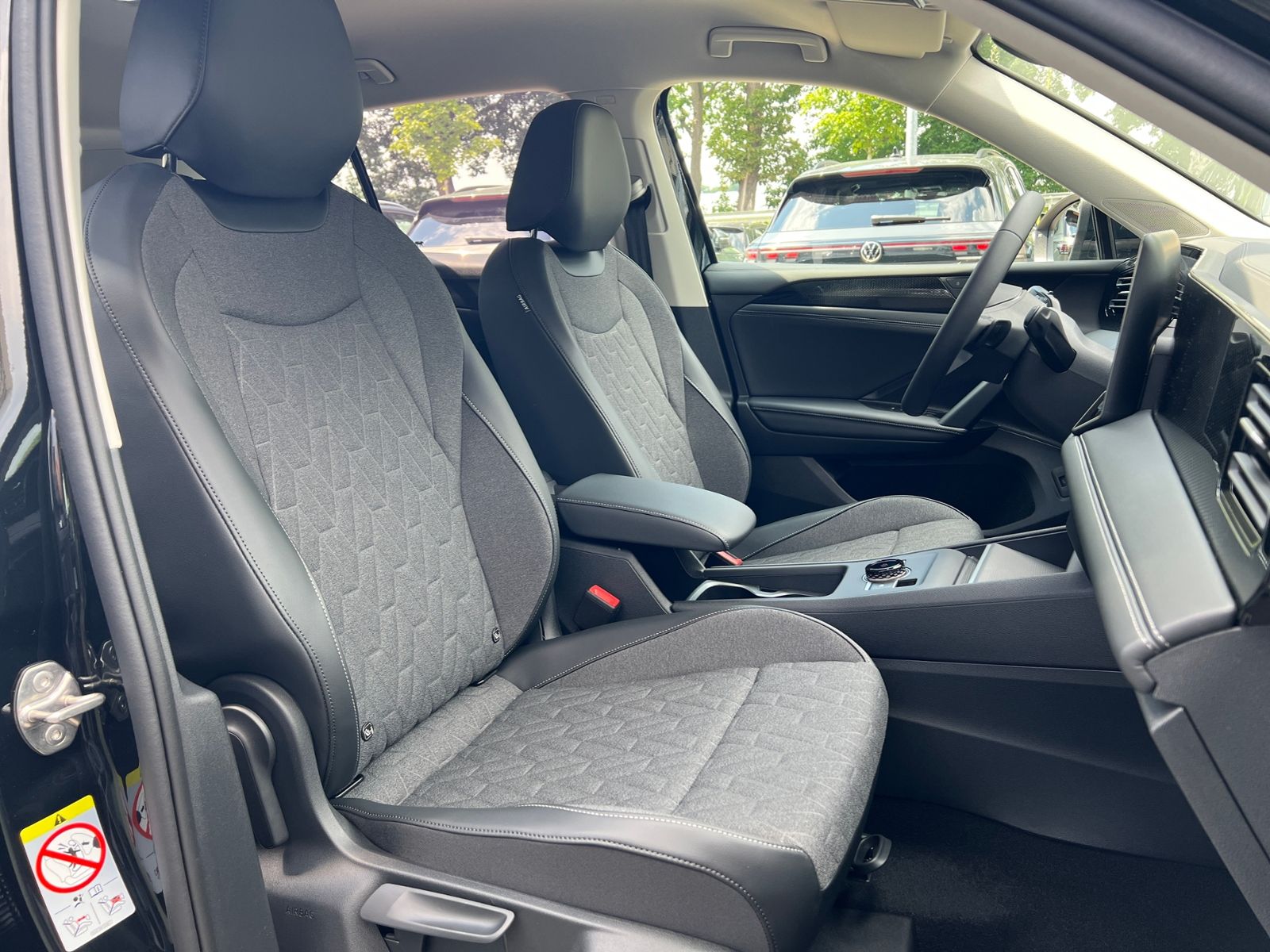 Fahrzeugabbildung Volkswagen Tiguan LIFE 1.5 eTSI DSG *AHK, LED Plus, Kamera,